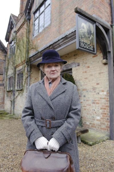 Produktbild: Agatha Christie: Marple - Die komplette Serie. Collector's Box. - Alle sechs Staffeln. Alle 23 Episoden. Plus exklusives Bonusmaterial. [13 DVDs]
