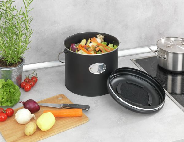 Produktbild: Komposteimer Mod. Nero 6 L, inklusive 3 Aktivkohlefiltern zum Wechseln