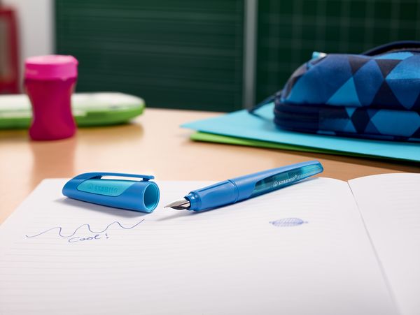 Produktbild: STABILO Schulf&uuml;ller mit Standard-Feder M -   EASYbuddy in dunkelblau/hellblau - Schreibfarbe blau (l&ouml;schbar) - Einzelstift - inklusive Patrone