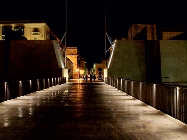Produktbild: CALVENDO Puzzle Valletta City Gate | 1000 Teile Lege-Gr&ouml;&szlig;e 64x48cm Foto-Puzzle f&uuml;r gl&uuml;ckliche Stunden