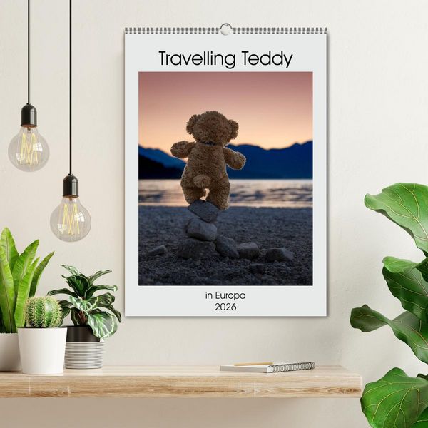 Produktbild: Travelling Teddy in Europa (Wandkalender 2026 DIN A2 hoch), CALVENDO Monatskalender