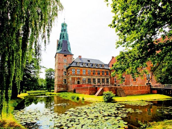 Produktbild: CALVENDO Puzzle Schloss Raesfeld, die Hofseite der Oberburg im M&uuml;nsterland | 1000 Teile Lege-Gr&ouml;&szlig;e 64x48cm Foto-Puzzle f&uuml;r gl&uuml;ckliche Stunden