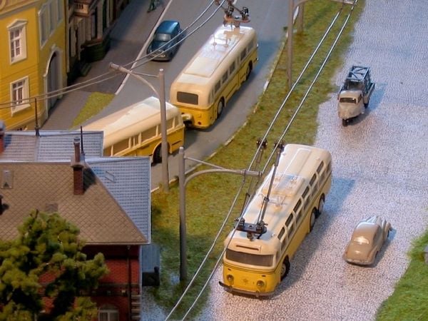 Produktbild: CALVENDO Puzzle Eheim Trolleybusse als Erg&auml;nzung zur Modellbahn | 1000 Teile Lege-Gr&ouml;&szlig;e 64x48cm Foto-Puzzle f&uuml;r gl&uuml;ckliche Stunden