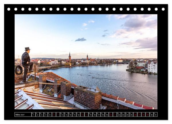 Produktbild: Schornsteinfeger &uuml;ber Berlin - Die Gl&uuml;cksbringer auf den D&auml;chern der Hauptstadt (Tischkalender 2027 DIN A5 quer), CALVENDO Monatskalender