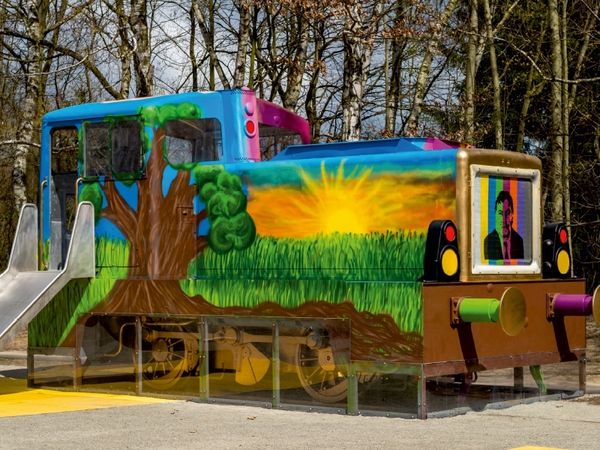 Produktbild: CALVENDO Puzzle Bunter Eisenbahnspielplatz | 1000 Teile Lege-Gr&ouml;&szlig;e 64x48cm Foto-Puzzle f&uuml;r gl&uuml;ckliche Stunden