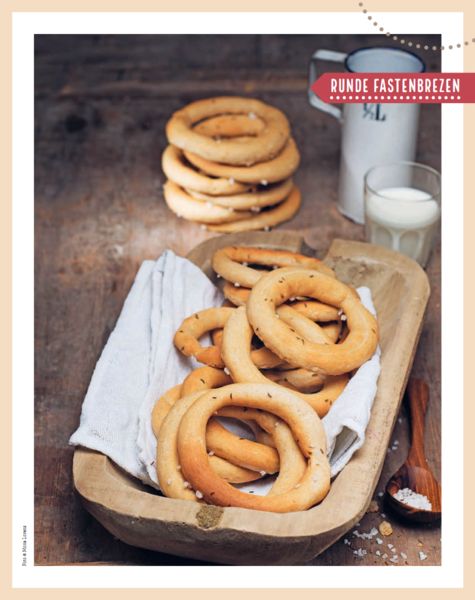 Produktbild: B&auml;uerinnen backen traditionelles Festgeb&auml;ck