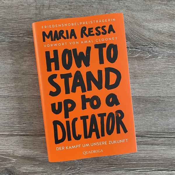 Produktbild: HOW TO STAND UP TO A DICTATOR - Deutsche Ausgabe. Von der Friedensnobelpreistr&auml;gerin
