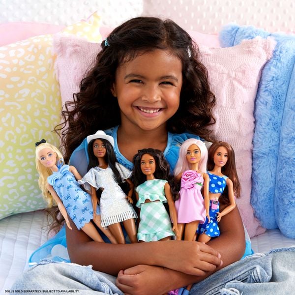 Produktbild: Barbie Fashionistas-Puppe Nr. 237 in blauem Neckholderkleid mit Schleife, blondem Haar, das zu einem Zopf gebunden ist, und einer Haarschleife