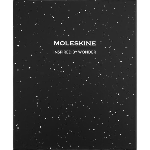 Produktbild: Moleskine Bundle Box Nasa-inspiriertes Notizbuch, L/A5, liniert, fester Einband, 2 Nasa-inspirierte Pins, 4 Nasa-inspirierte Blackwing Graphitstifte, wiederverwendbare Box