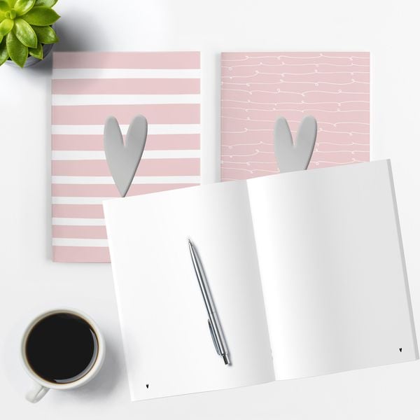Produktbild: 4er Set Notizheft DIN A5 (blanko) in rosa mit 2 verschiedenen Herz-Motiven und jeweils 40 Seiten in wei&szlig; mit 120 g Papier. Vorderseite mit hochwertiger Silberfolien-Veredelung.