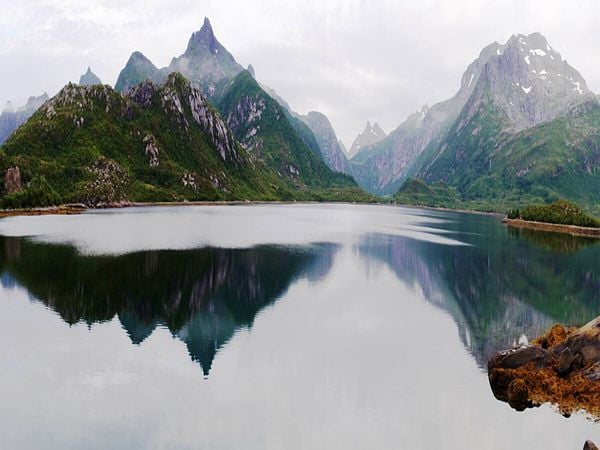Produktbild: CALVENDO Puzzle Spiegelung der Berge im Fjord auf den Lofoten | 1000 Teile Lege-Gr&ouml;&szlig;e 64x48cm Foto-Puzzle f&uuml;r gl&uuml;ckliche Stunden