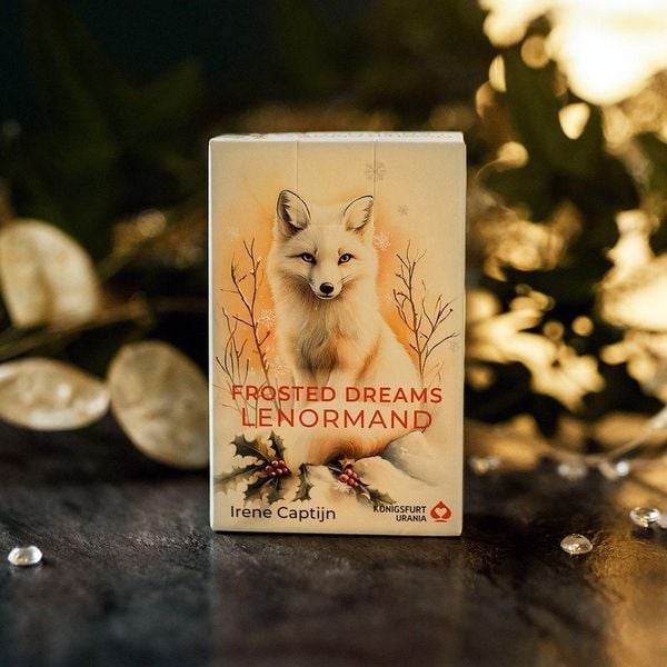 Produktbild: Frosted Dreams Lenormand - 38 farbige Lenormand-Karten und ein 68-seitiges Booklet in Faltschachtel