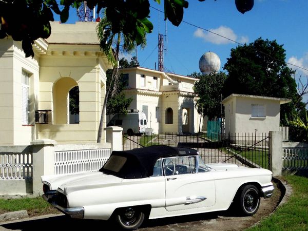 Produktbild: CALVENDO Puzzle Ford Thunderbird - Ein Motiv aus dem Kalender "Ganz in Wei&szlig; - Elegante Oldtimer auf Kuba" - | 1000 Teile Lege-Gr&ouml;&szlig;e 64x48cm Foto-Puzzle f&uuml;r gl&uuml;ckliche Stunden