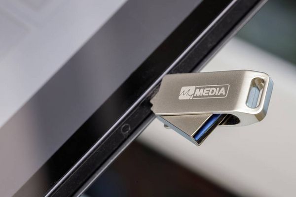 Produktbild: MyMEDIA My Dual USB 3.2 Gen 1 /USB C Drive 128GB USB-Stick 128 GB Silber 69271 USB-A (USB 3.2 Gen 1), USB-C&reg;