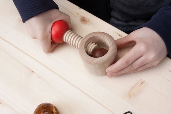 Produktbild: PEBARO NA2-3-4-5Halter - Kastanienhalter aus Buche, zum Basteln mit Kastanien
