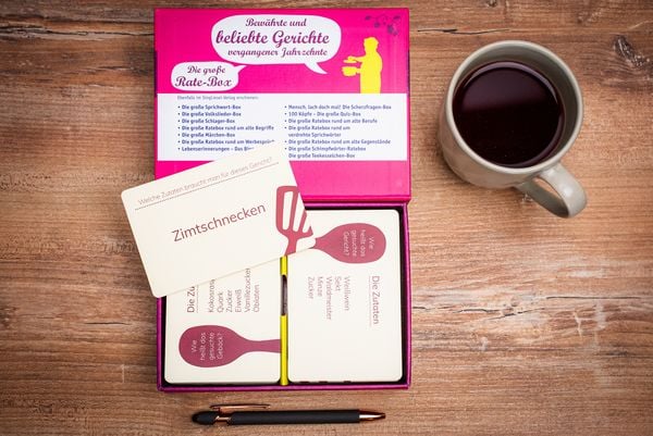 Produktbild: Das gro&szlig;e Quiz-Spiel rund ums Kochen f&uuml;r Senioren. Das Spiel rund um bekannte Gerichte fr&uuml;herer Tage f&uuml;r Senioren. Auch mit Demenz. Spiele Box mit 100 Karten.