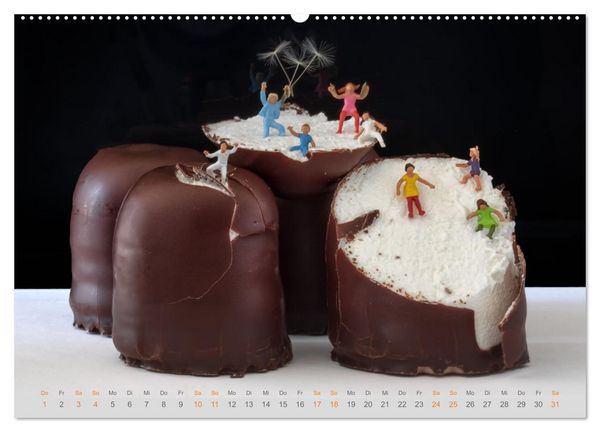 Produktbild: H&ouml;her, schneller, kleiner - Miniaturen in unserem Alltag (Wandkalender 2026 DIN A2 quer), CALVENDO Monatskalender