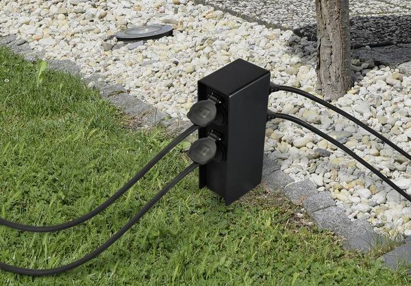 Produktbild: Sygonix SY-6121658 Gartensteckdose 4fach Schwarz erh&ouml;hter Ber&uuml;hrungsschutz, mit Erdspie&szlig;