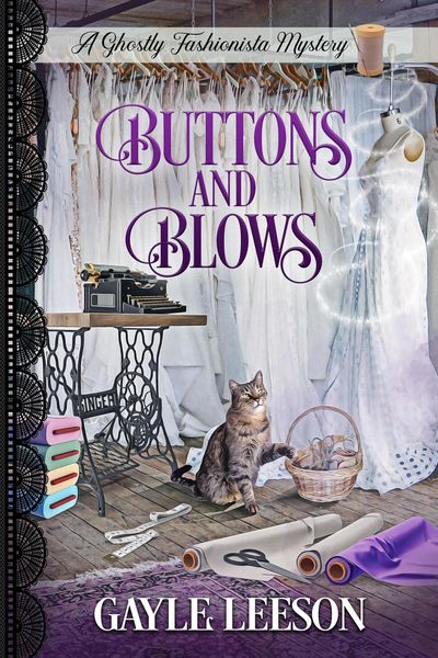 Produktbild: Buttons and Blows (A Ghostly Fashionista Mystery, #4)