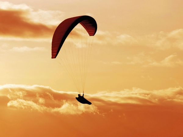 Produktbild: CALVENDO Puzzle Paragliding im warmen Licht der untergehenden Sonne. | 1000 Teile Lege-Gr&ouml;&szlig;e 64x48cm Foto-Puzzle f&uuml;r gl&uuml;ckliche Stunden