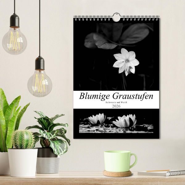 Produktbild: Blumige Graustufen - Schwarz und Wei&szlig; (Wandkalender 2026 DIN A4 hoch), CALVENDO Monatskalender