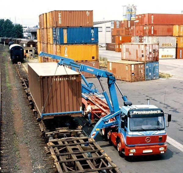 Produktbild: Regenberg, B: Jahrbuch Lastwagen 2024