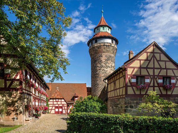 Produktbild: CALVENDO Puzzle &Auml;u&szlig;erer Burghof mit Sinwellturm und Brunnenhaus, N&uuml;rnberg | 1000 Teile Lege-Gr&ouml;&szlig;e 64x48cm Foto-Puzzle f&uuml;r gl&uuml;ckliche Stunden