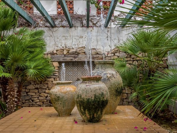 Produktbild: CALVENDO Puzzle Amphoren in einem andalusischen Patio in Conil 1000 Teile Puzzle quer | 1000 Teile Lege-Gr&ouml;&szlig;e 64 &times; 48 cm Foto-Puzzle f&uuml;r gl&uuml;ckliche Stunden