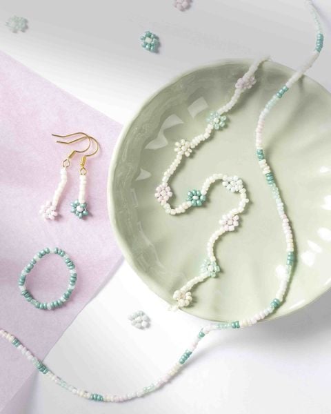 Produktbild: Folia  Rocailles-Perlen-Set PASTELL, ~90g Perlen, 3x1m Nylonfaden, 3 Verschl&uuml;sse
