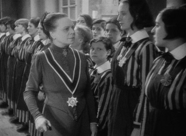Produktbild: M&auml;dchen in Uniform