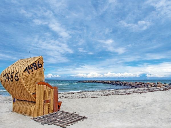 Produktbild: CALVENDO Puzzle Einsamer Strandkorb an der Ostsee | 1000 Teile Lege-Gr&ouml;&szlig;e 64x48cm Foto-Puzzle f&uuml;r gl&uuml;ckliche Stunden