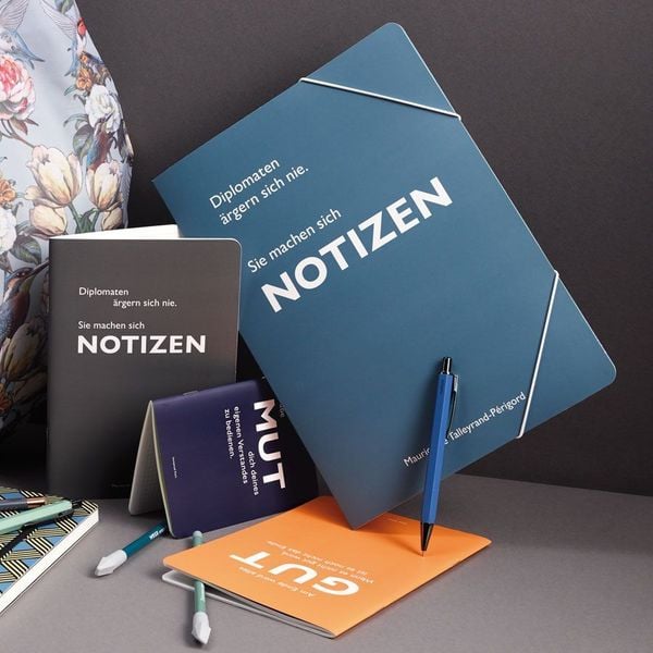 Produktbild: Sammelmappe A4 blau, "Diplomaten &auml;rgern sich nie. Sie machen sich Notizen." (Maurice de Talleyrand-P&eacute;rigord)