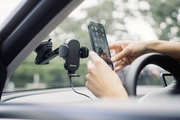 Produktbild: Verbatim Induktions-Ladeger&auml;t 15 W FWC-01 Qi Fast Wireless Car Charger 49552 Ausg&auml;nge Magnetanschluss Schwarz