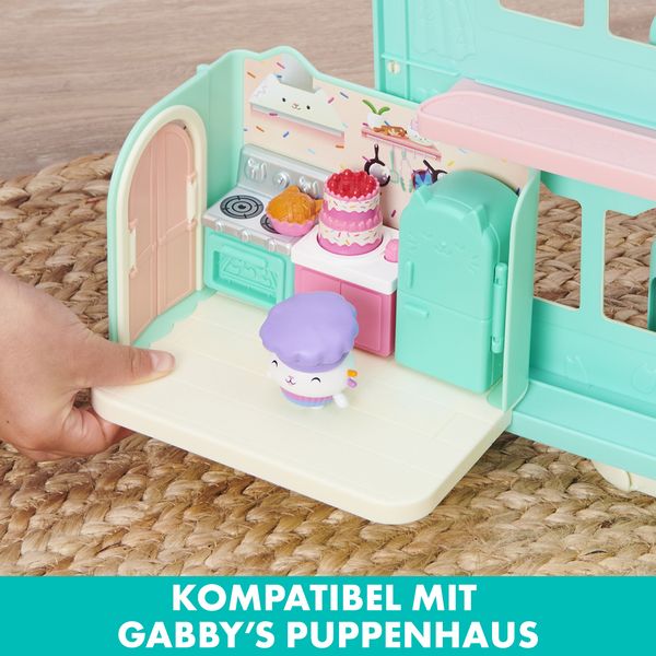 Produktbild: Gabby&lsquo;s Dollhouse Deluxe Raum, Bakey with Cakey, K&uuml;che mit Kuchi (engl. Cakey), M&ouml;belst&uuml;cken und thematischem Zubeh&ouml;r