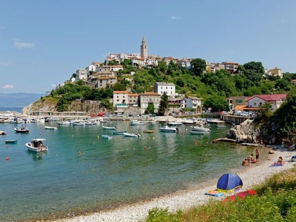 Produktbild: CALVENDO Puzzle Hafen und Altstadt von Vrbnik, Kroatien | 1000 Teile Lege-Gr&ouml;&szlig;e 64x48cm Foto-Puzzle f&uuml;r gl&uuml;ckliche Stunden