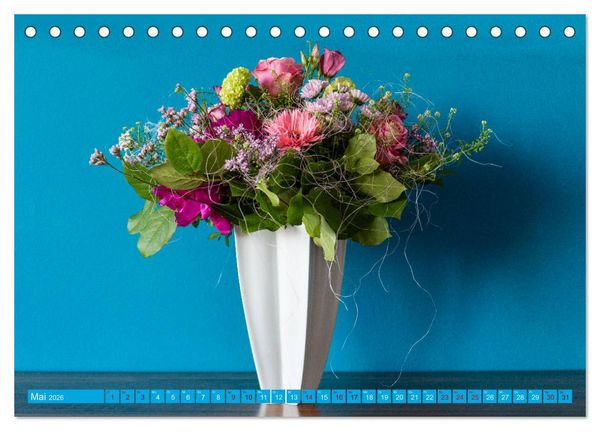 Produktbild: Still Life - Blumen vor der blauen Wand (Tischkalender 2026 DIN A5 quer), CALVENDO Monatskalender