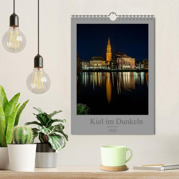 Produktbild: Kiel im Dunkeln. (Wandkalender 2026 DIN A4 hoch), CALVENDO Monatskalender