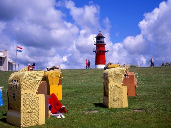 Produktbild: CALVENDO Puzzle Leuchturm am Strand, B&uuml;sum | 1000 Teile Lege-Gr&ouml;&szlig;e 64x48cm Foto-Puzzle f&uuml;r gl&uuml;ckliche Stunden