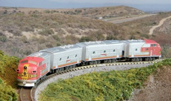 Rokuhan 7297642 Z Shorty EMD F7 ATSF 2 Car Set ATSF