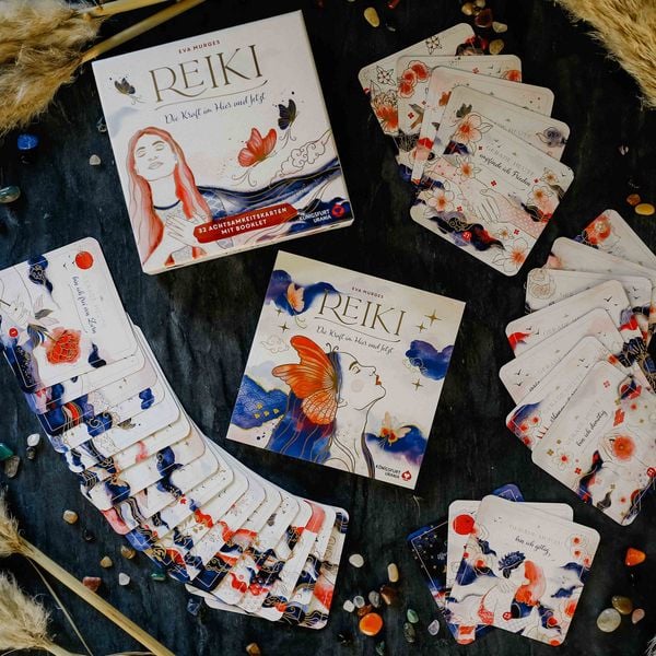 Produktbild: Reiki &ndash; Die Kraft im Hier und Jetzt: 32 Achtsamkeitskarten mit Goldfolie und Goldschnitt, St&uuml;lpdeckelschachtel mit Goldpr&auml;gung und 144-seitiges Buch