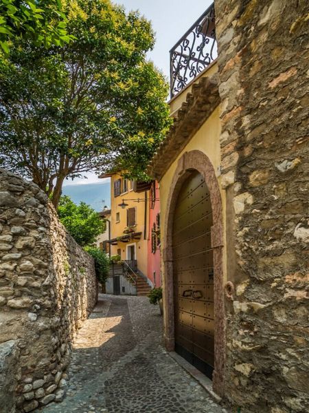 Produktbild: CALVENDO Puzzle MALCESINE Altstadtgasse | 1000 Teile Lege-Gr&ouml;&szlig;e 64x48cm Foto-Puzzle f&uuml;r gl&uuml;ckliche Stunden