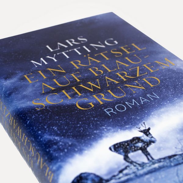 Produktbild: Ein R&auml;tsel auf blauschwarzem Grund - Roman (Schwesterglocken-Trilogie 2)