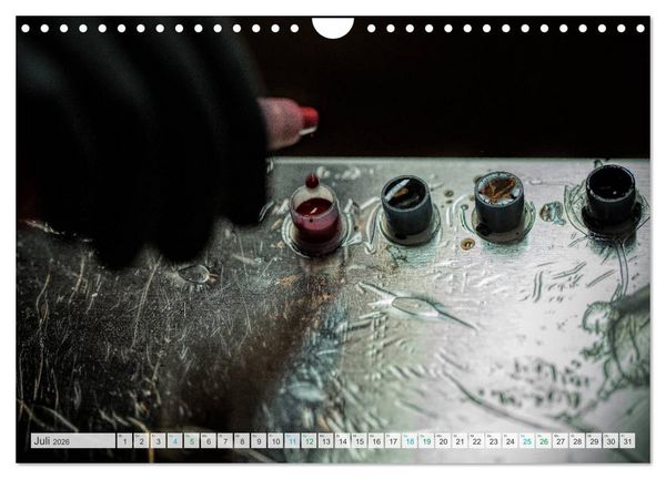Produktbild: Beim T&auml;towierer (Wandkalender 2026 DIN A4 quer), CALVENDO Monatskalender