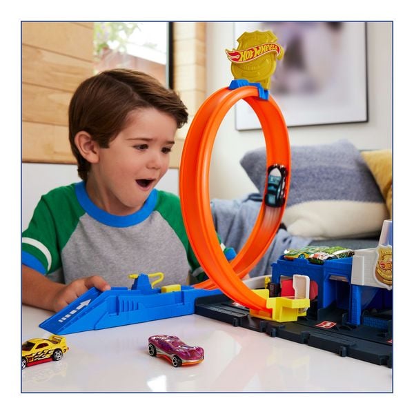 Produktbild: Hot Wheels City Super Polizeiwache-Spielset mit Spielzeug-Polizeiwagen im Maßstab 1:64 und anpassbarer Rennbahn mit Looping.