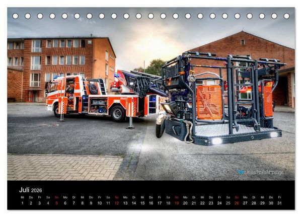 Produktbild: Einsatzfahrzeuge der Feuerwehr (Tischkalender 2026 DIN A5 quer), CALVENDO Monatskalender