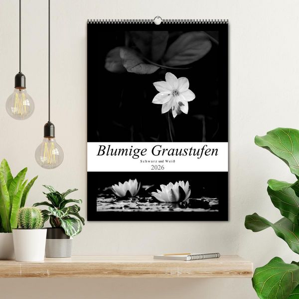 Produktbild: Blumige Graustufen - Schwarz und Wei&szlig; (Wandkalender 2026 DIN A2 hoch), CALVENDO Monatskalender