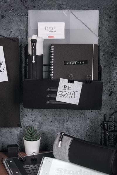 Produktbild: BRUNNEN Schülerkalender (2025/2026) "Monochrome", 2 Seiten = 1 Woche, A5, 208 Seiten, Naturkarton-Umschlag, schwarz