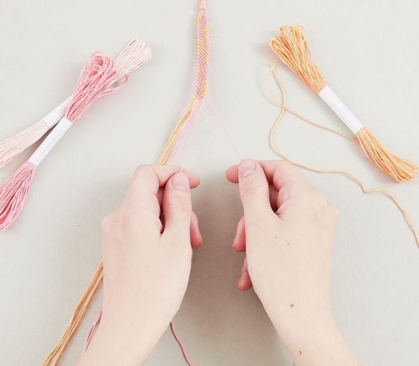 Produktbild: DIY Freundschaftsarmb&auml;nder Set, Fashion Colours, 10x8 m Stickgarn in 10 verschiedenen Farben, 100 % Baumwolle, Neon 100% Polyester