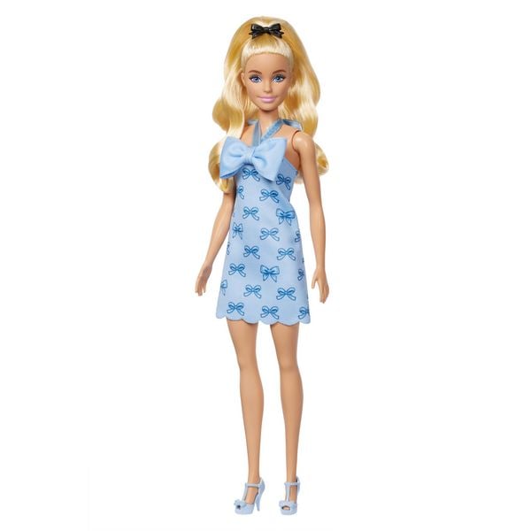 Produktbild: Barbie Fashionistas-Puppe Nr. 237 in blauem Neckholderkleid mit Schleife, blondem Haar, das zu einem Zopf gebunden ist, und einer Haarschleife
