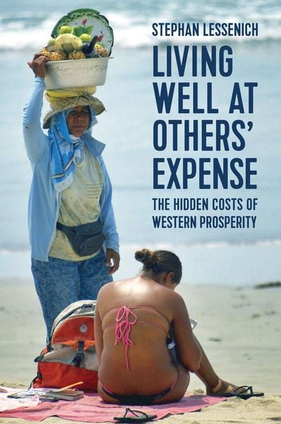 Produktbild: Living Well at Others' Expense
